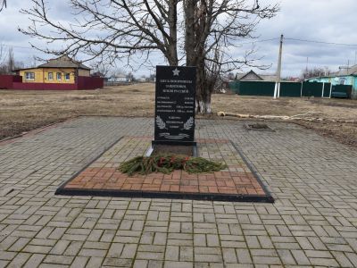 Братская могила советских воинов, погибших в боях с фашистскими захватчиками в 1943 году. Захоронено 14 человек, установлены имена 3 человек. Обелиск