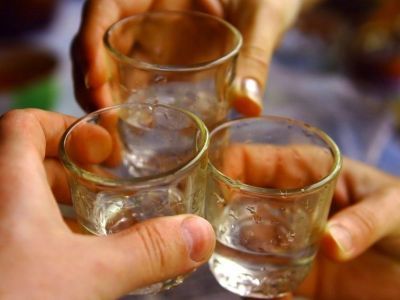 В Мирном мужчина украл у товарища полмиллиона и прогулял их в ресторанах