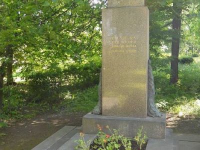 Могила Ульяновой-Елизаровой А.И. (1864-1935), сестры Ленина В.И.