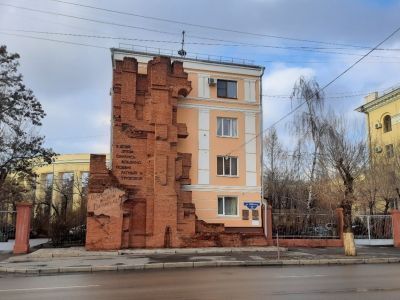 Памятный знак, посвященный обороне и восстановлению г. Сталинграда, у "Дома Павлова"