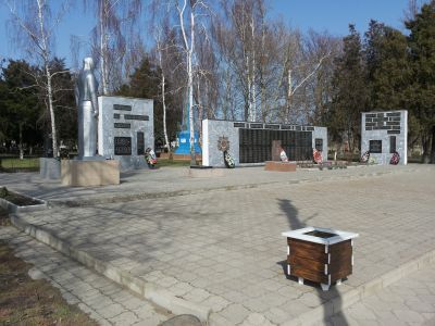 Памятник в честь воинов, погибших при освобождении станицы Старотитаровской