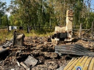 По факту обнаружения тел на месте пожара в Амгинском районе проводится процессуальная проверка