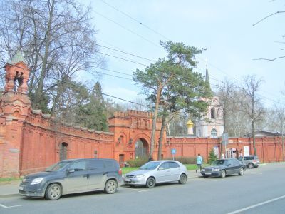 Ограда с парадным въездом и угловыми башенками