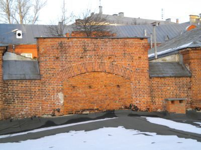 Ворота над западным крылом экипажного склада