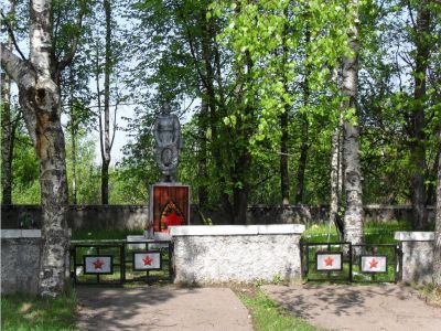 Братская могила 184 воинов Советской Армии, погибших в боях с немецко-фашистскими захватчиками в 1942 году