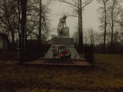 Братская могила воинов Советской Армии, погибших в феврале 1943 г. Захоронено и установлено фамилий на 17 человек. Скульптура установлена в 1962 году