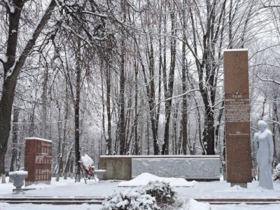 Братская могила советских воинов