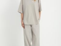 Оверсайз футболка со спущенным плечом