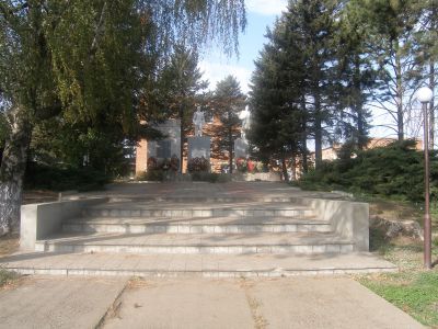 Братская могила советских воинов, погибших в годы гражданской и Великой Отечественной войн