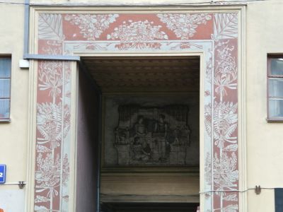 Орнаментальные росписи и рельефы на фасаде и в лоджии жилого дома Наркомлеса