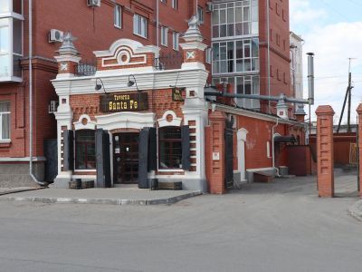 Типичный купеческий дом, представляющий соединение жилых помещений с магазином