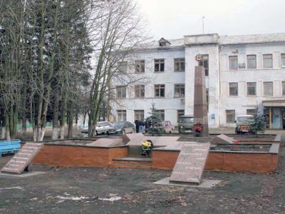 Братская могила с захоронением воинов, погибших в боях в период Великой Отечественной войны 1941—1945 гг.