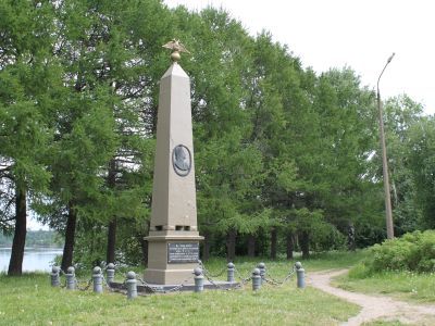 Обелиск, установленный на месте дома, в котором жил Петр I во время посещения Олонецкой верфи