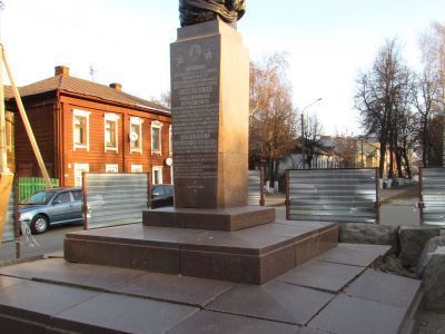 Памятник Дважды Герою Советского Союза Новикову