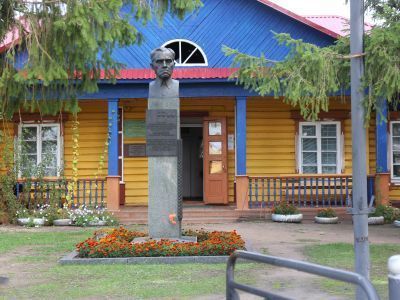 Памятник-бюст дважды Герою социалистического труда, почетного академика ВАСХНИЛ полевода колхоза «Заветы Ленина» Шадринского райисполкома Т.С.Мальцева