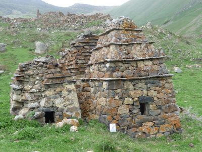 Склепы Хуриевых, Дзусовых, Кулаевых