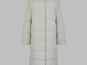 Утепленное пальто с капюшоном