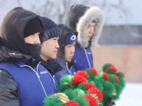 В Якутске общественность возложила цветы к памятнику Роману Дмитриеву