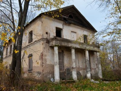 Быв. имение Бакуниных, связанное с пребыванием в нем декабристов Муравьевых и ряда деятелей русской культуры XIX в.