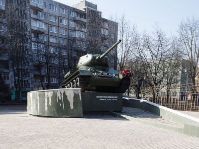Памятный знак воинам-танкистам (арх. С. Мирошниченко, В. Якутин, танк Т-34, бетон )