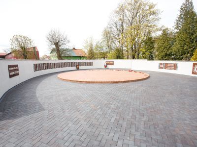 Мемориальный комплекс на братской могиле советских воинов, погибших при взятии города Хайнрихсвальде в январе 1945 года (арх. В.И. Попов, ск. И.М. Гершбург)