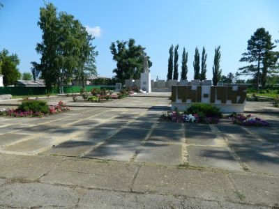 Братская могила советских воинов