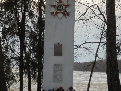 Братская могила 13 советских воинов, погибших в 1941 году в боях с немецко-фашистскими захватчиками