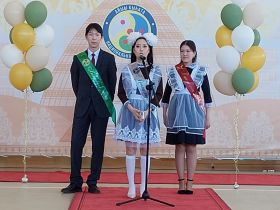 Сергей Местников поздравил с последним звонком выпускников «Айыы кыhата»