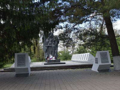 Братская могила советских воинов, погибших в боях с фашистскими захватчиками в 1943 году. Мемориал воинам-землякам, не вернувшимся с фронтов Великой Отечественной войны