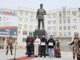 В Якутске ко Дню республики возложили цветы к памятнику Максиму Аммосову
