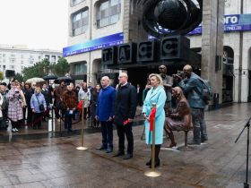 В сквере ТАСС открыли скульптурную композицию "Российские журналисты"