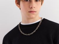 Чёрный лонгслив из жаккарда с лейблом Глория Джинс