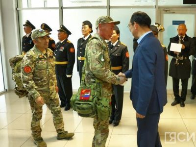 В Якутске встретили Героев России Алексея Неустроева и Филиппа Евсеева