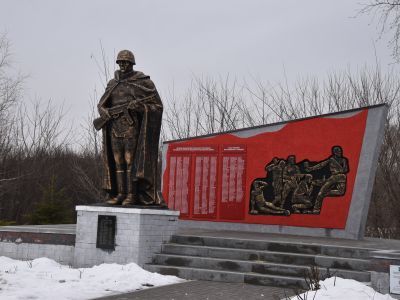 Братская могила советских воинов, погибших в боях с фашистскими захватчиками в 1943 году. Захоронено 14 человек, имена установлены