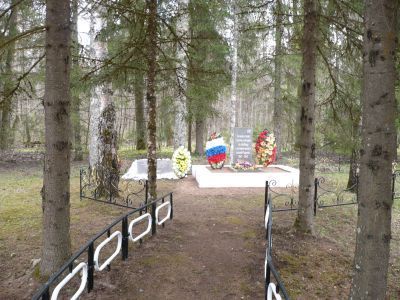 Братская могила советских летчиков, погибших в боях с фашистами