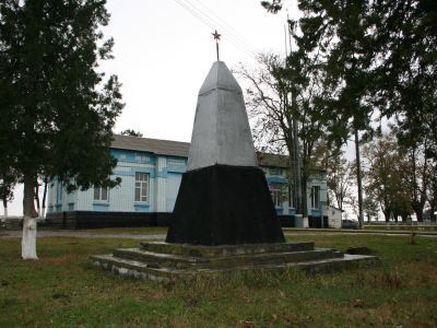 Братская могила воинов XI Красной Армии, повешенных белогвардейцами