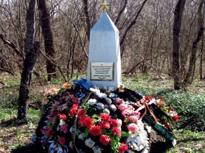 Братская могила советских воинов, погибших в боях с фашистскими захватчиками