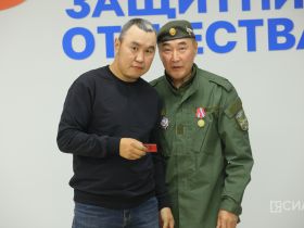 Якутянам вручили нагрудные знаки союза добровольцев Донбасса