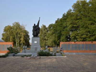 Братская могила советских воинов, погибших в боях с фашистскими захватчиками в 1943 году. Захоронено 38 человек, имена установлены. Скульптура советского воина и женщины партизанки