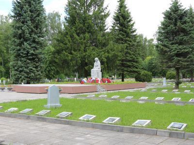Воинское кладбище, на котором захоронено 1706 советских воинов, умерших от ран в госпиталях в годы Великой Отечественной войны (Установлены надгробные плиты и обелиск)