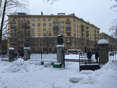 Вазы на каменных пилонах (две)