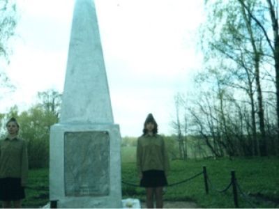 Братская могила советских воинов, погибших в боях с немецко-фашистскими захватчиками