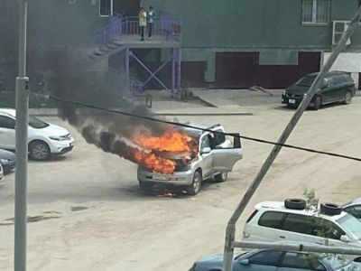 В центре Якутска загорелся внедорожник Toyota Land Cruiser