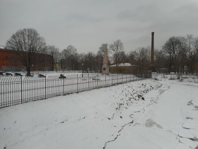 Гласис, ров и вал