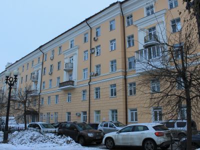 Дом, где жили в 1957-1964 гг. педагог П.Т.Сперанский, в 1957-1966 гг.-композитор М.А.Музаффаров, в 1958-1993 гг.-композитор Х.В.Валлиуллин, в 1958-1962 гг.-татарский певец Р.В.Вагапов, в 1956-1983 гг.-композитор З.В.Хабибуллин и др.