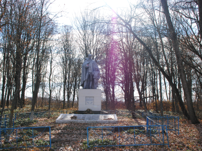 Братская могила 12 советских воинов, погибших в 1943 году при освобождении села от немецко-фашистских захватчиков