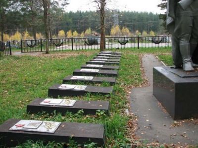 Воинское кладбище, на  котором захоронено 24 советских воина, умерших от ран в госпиталях в годы Великой Отечественной войны. (Установлены надгробные плиты и 2 скульптурные композиции)