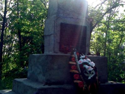 Братская могила советских воинов, погибших в боях с фашистскими захватчиками