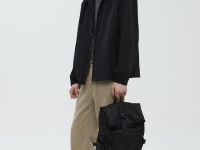 Ветровка с капюшоном