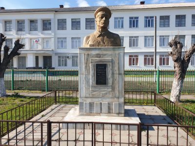 Памятник политруку Озову Х.П., погибшему в Великой Отечественной войне